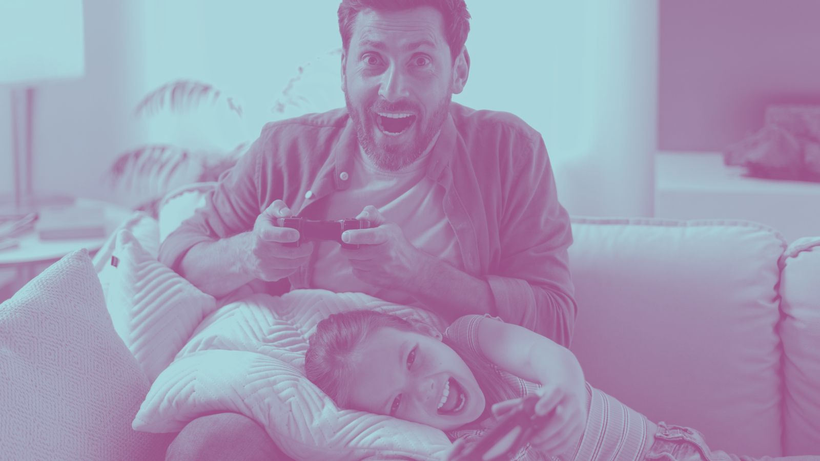 Pai jogando videogame com a filha