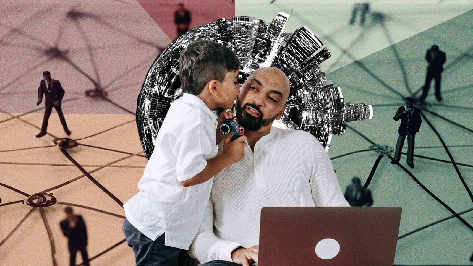 Pai trabalha no computador enquanto recebe um beijo do filho.