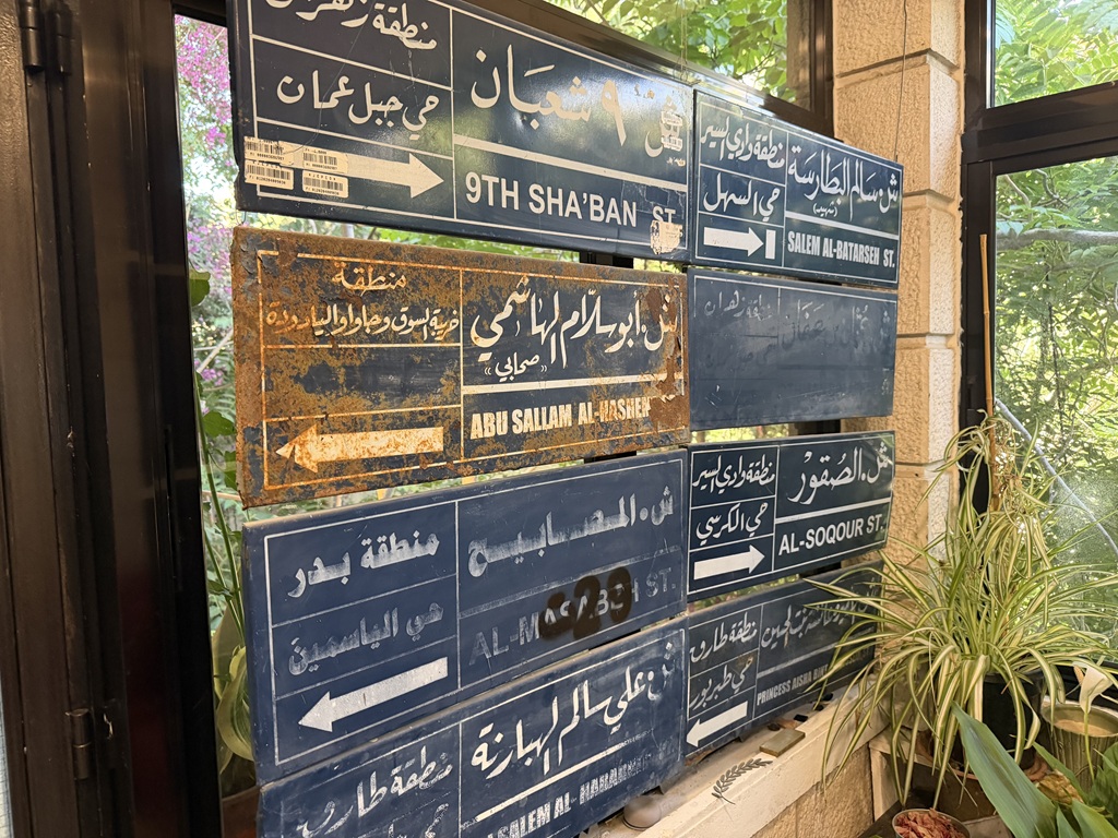 placas de rua escritas em &aacute;rabe