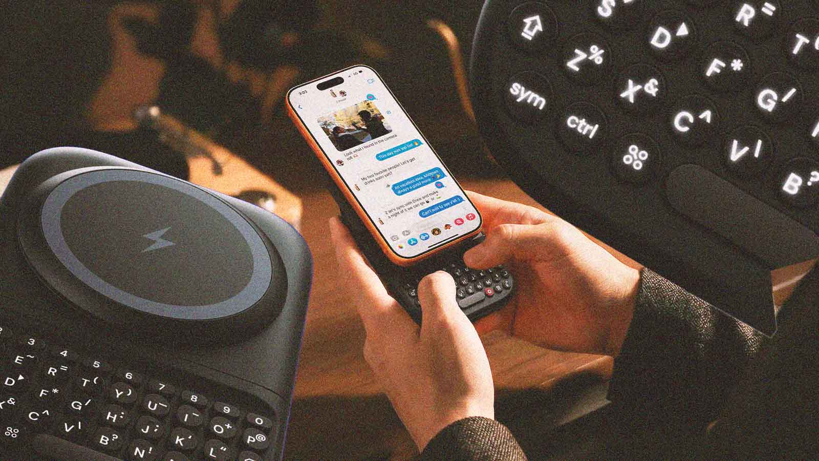 Pessoa digita em um iPhone conectado ao teclado físico Power Keyboard.
