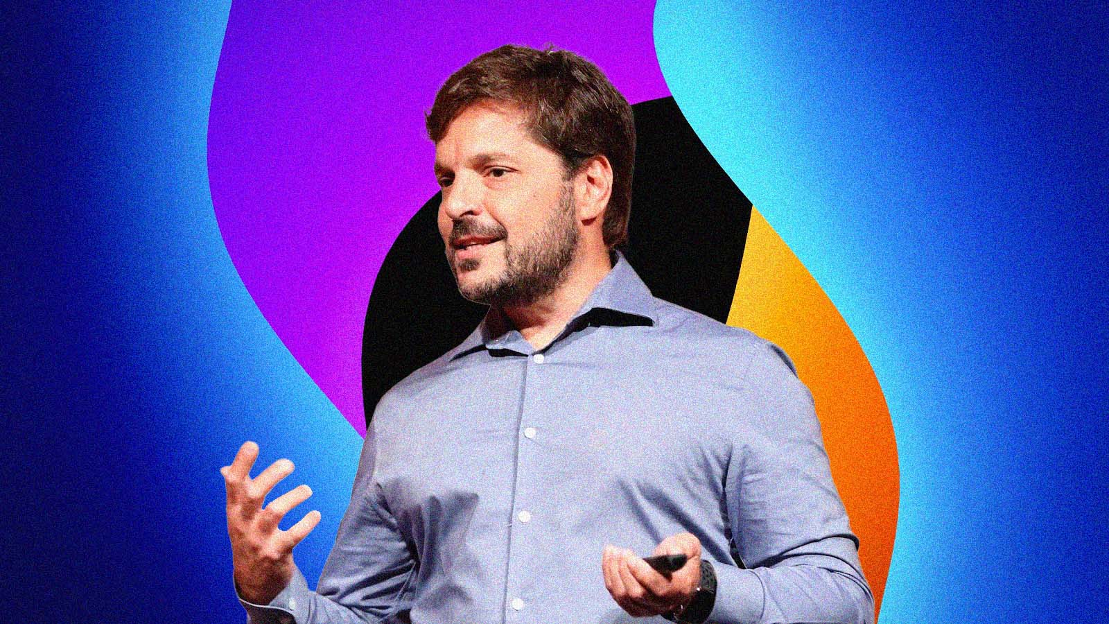 Rafael Lazarini, idealizador do festival SP2B, diante de fundo gráfico colorido.
