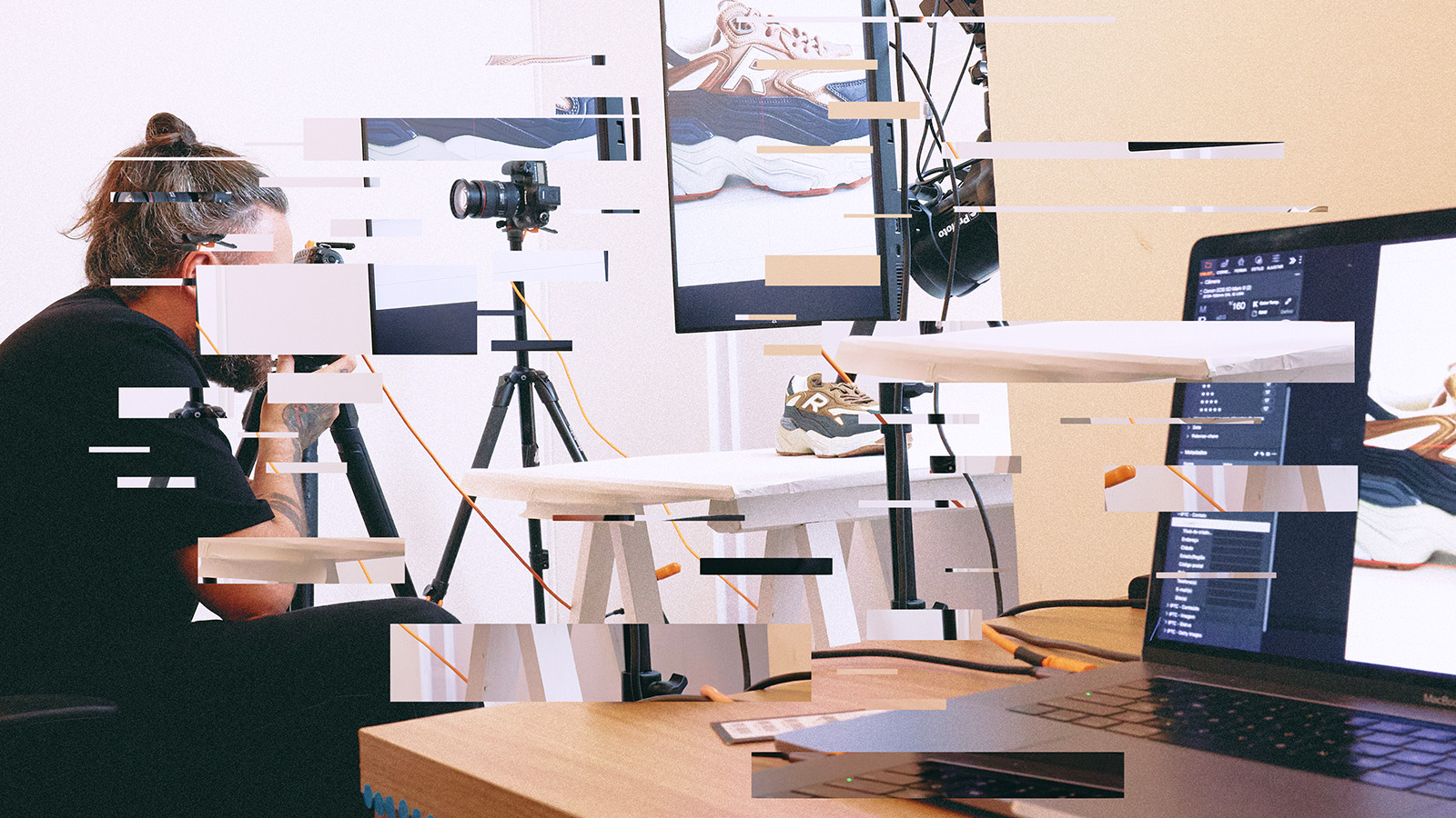 Profissional em estúdio fotografa produtos diante de câmeras, monitores e computador usados na produção de imagens da Reserva.