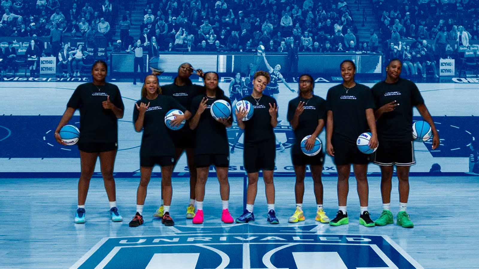 Jogadoras da Unrivaled reunidas em uma quadra de basquete com bolas nas mãos