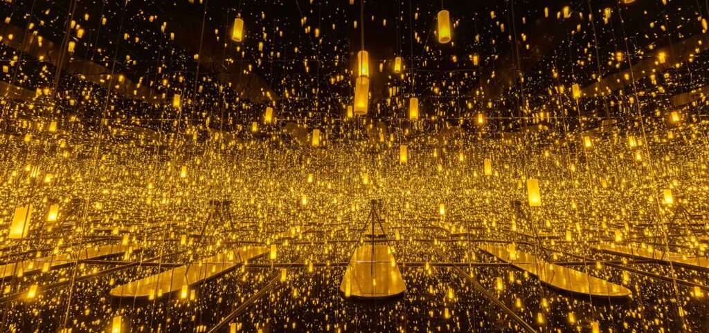 Instala&ccedil;&atilde;o de Yayoi Kusama no Inhotim com espelhos e pontos de luz dourada