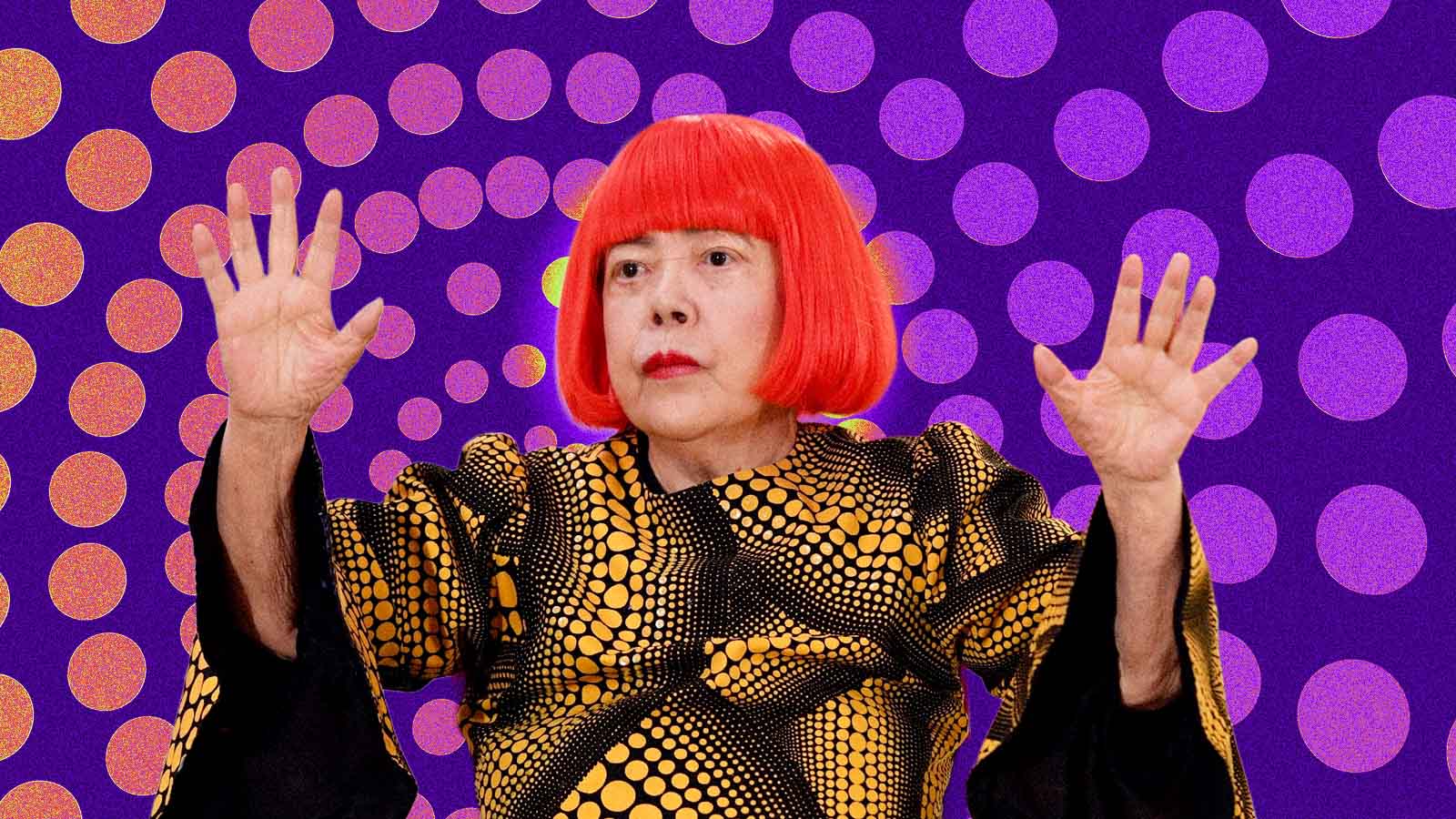 Yayoi Kusama, com peruca vermelha, diante de um fundo roxo coberto por bolinhas coloridas