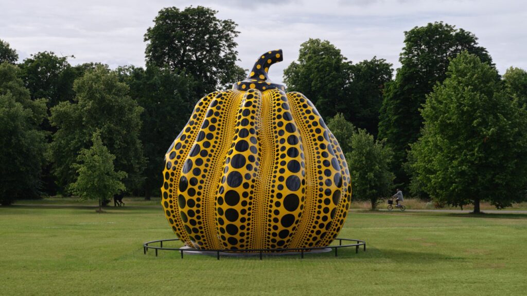 Escultura gigante de ab&oacute;bora amarela com bolinhas pretas criada por Yayoi Kusama
