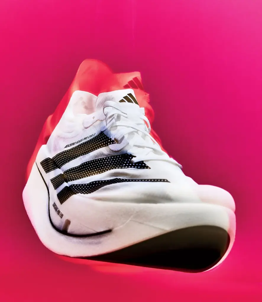 Adidas Adizero Adios Pro Evo 3, t&ecirc;nis de corrida branco com estrutura lateral preta.