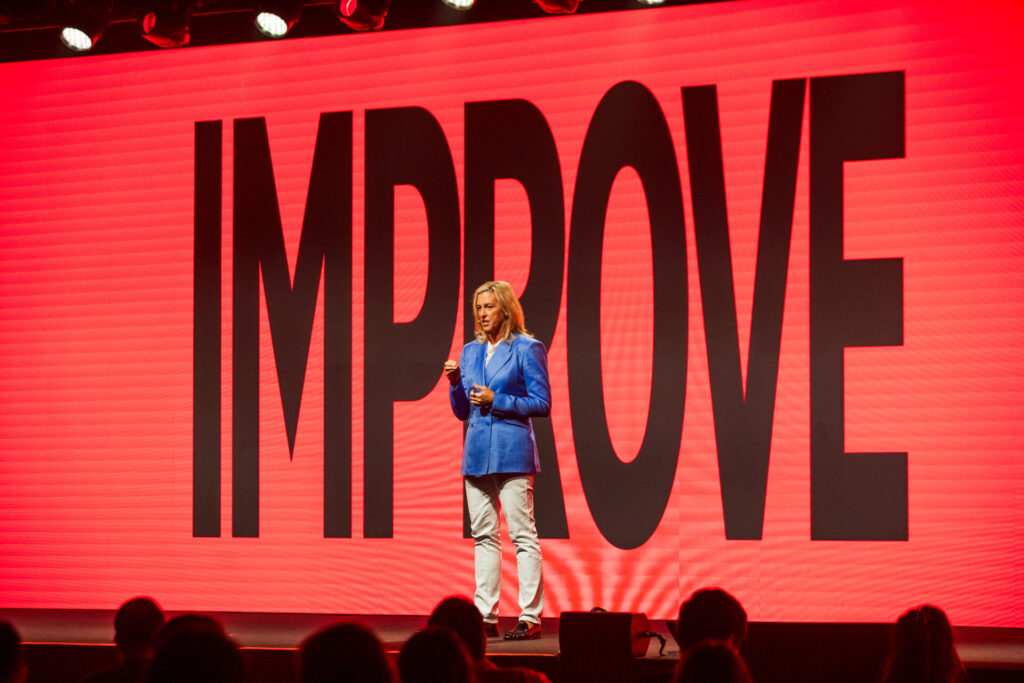 Amy Reinhard fala no palco do evento Behind the Streams 2026, da Netflix.