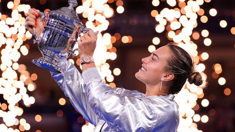 Aryna Sabalenka ergue o trof&eacute;u do US Open diante de luzes no est&aacute;dio