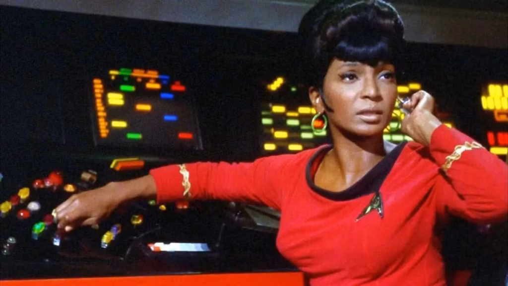 Tenente Uhura usa dispositivo de comunica&ccedil;&atilde;o na ponte da nave Enterprise