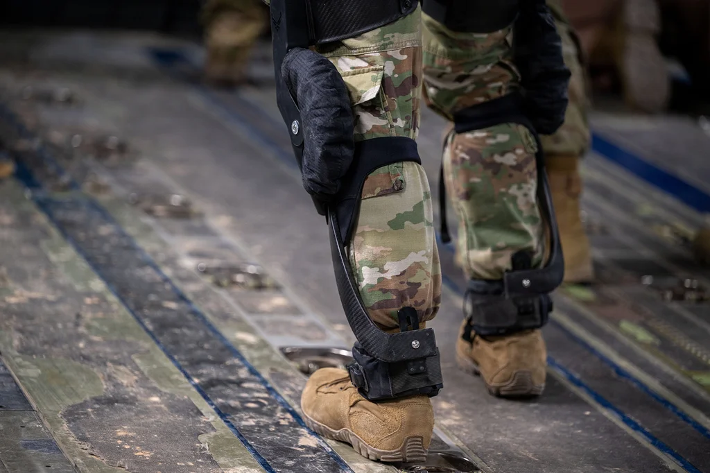 parte de um exoesqueleto usado por soldado dos EUA
