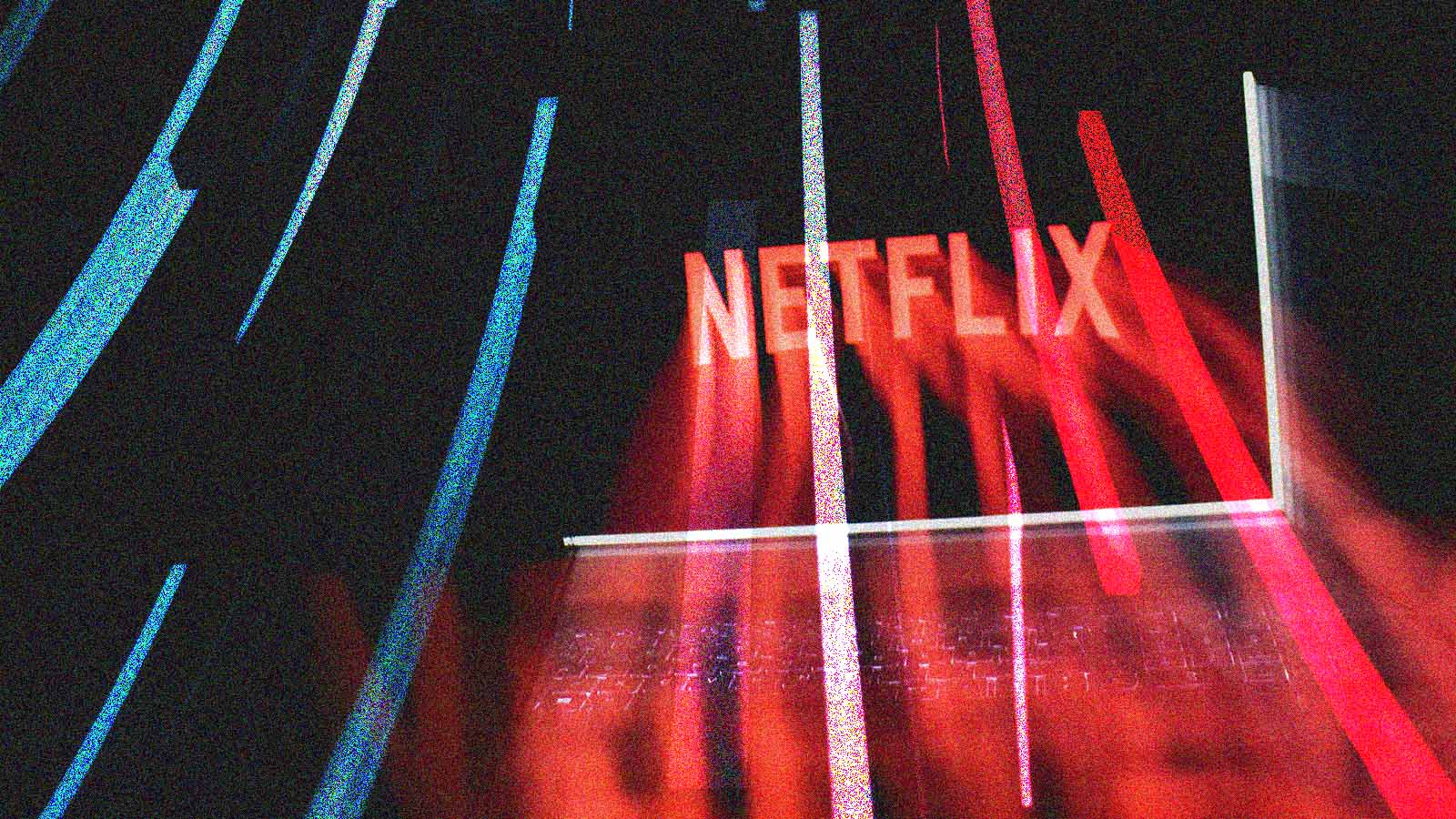 Logotipo vermelho da Netflix projetado entre faixas luminosas sobre fundo escuro