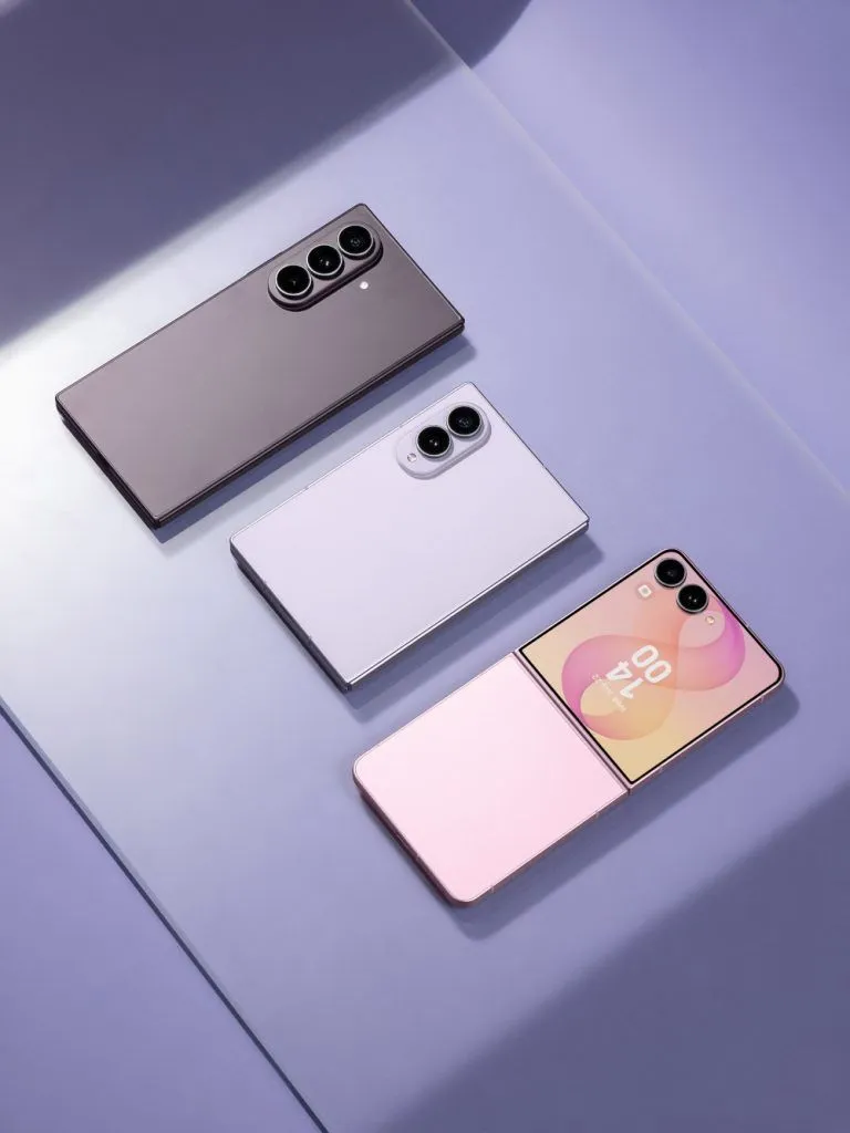 Tr&ecirc;s celulares dobr&aacute;veis da linha Galaxy Z8 da Samsung dispostos sobre uma superf&iacute;cie