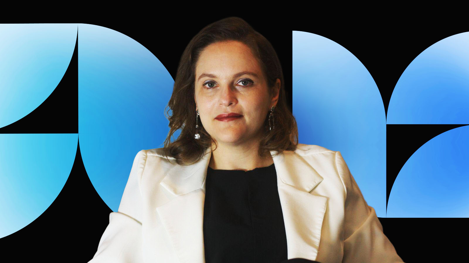 Laura Hauser, autora de “Saber conversar na era da IA”, diante de um fundo gráfico azul e preto.