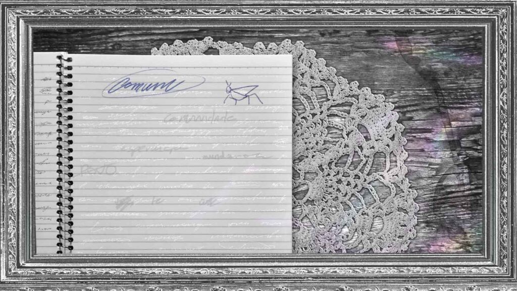Caderno aberto com a palavra Comum e o desenho de um inseto ao lado de uma peça de crochê