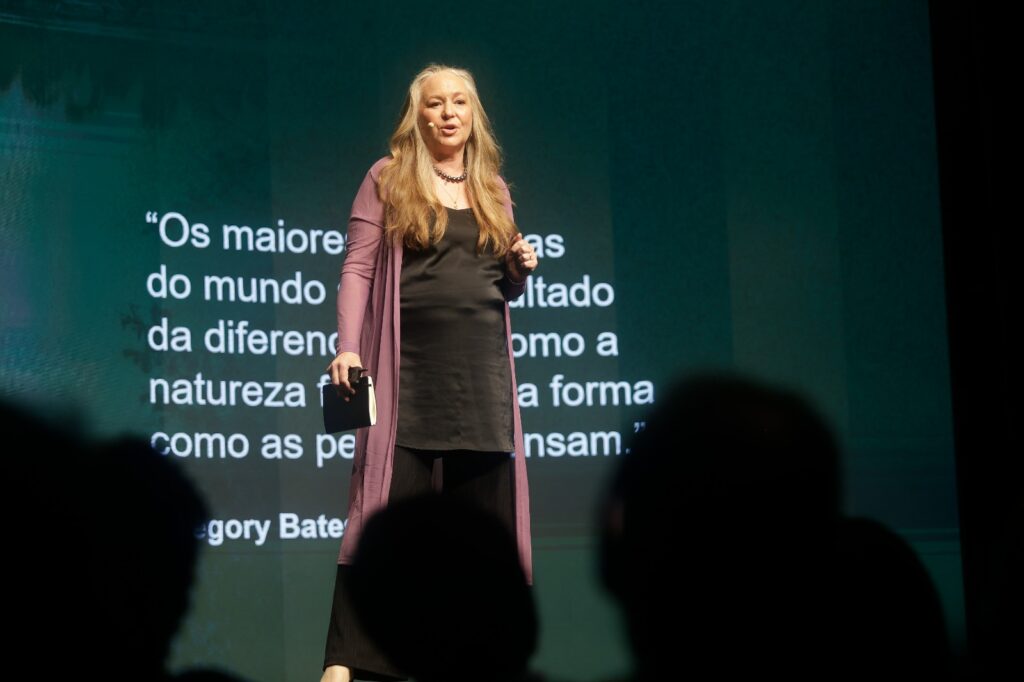 Nora Bateson fala no palco do Encontro Futuro Vivo 2026.