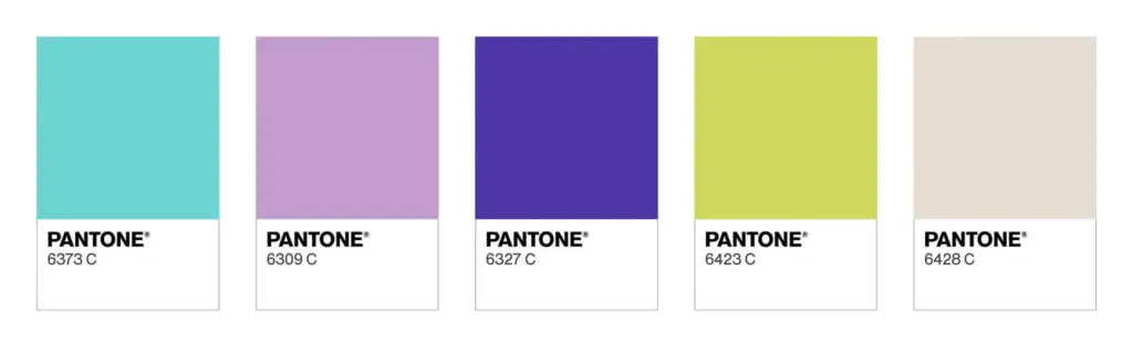 Cinco amostras Pantone em azul-claro, lil&aacute;s, roxo, verde-amarelado e bege.