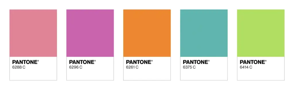 Cinco amostras Pantone em rosa, magenta, laranja, azul-esverdeado e verde-pistache.