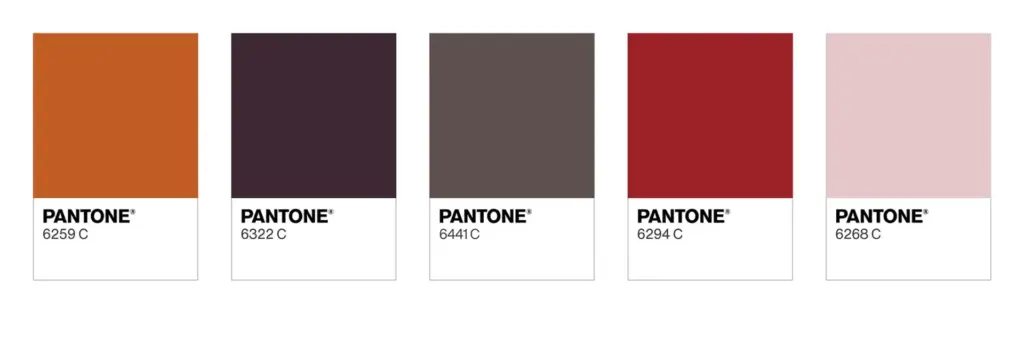 Cinco amostras Pantone em laranja queimado, marrom escuro, cinza, vermelho profundo e rosa-claro.