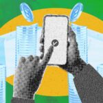 Mãos seguram um celular diante de pilhas de moedas, representando o crescimento dos investimentos em retail media.