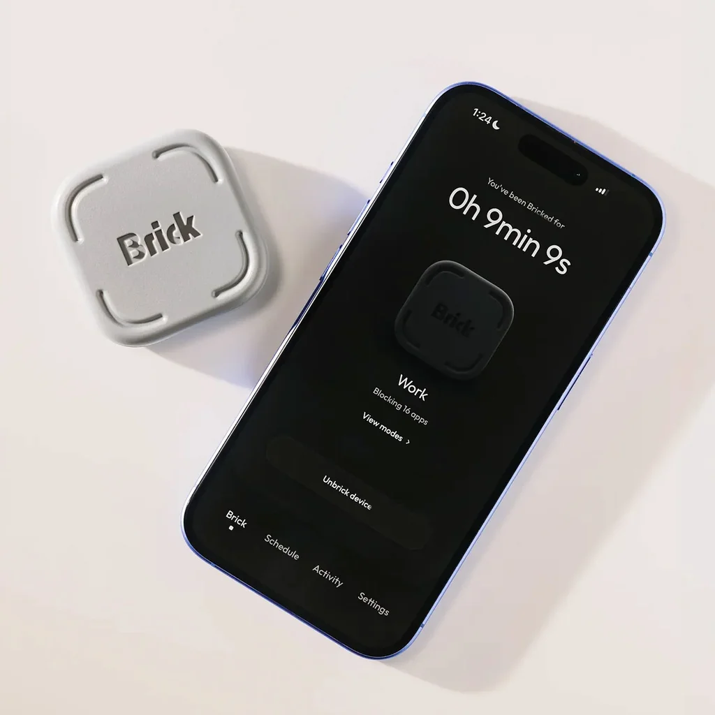 Smartphone exibe o modo de trabalho do Brick ao lado do dispositivo f&iacute;sico.