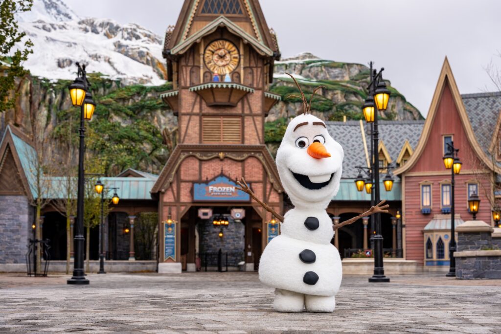 Vers&atilde;o rob&oacute;tica de Olaf aparece diante de cen&aacute;rio inspirado no universo de Frozen.