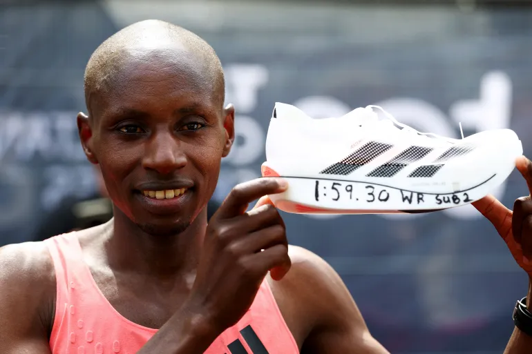 Sabastian Sawe segura o Adidas Adizero Adios Pro Evo 3 ap&oacute;s completar a Maratona de Londres em 1h59min30s.