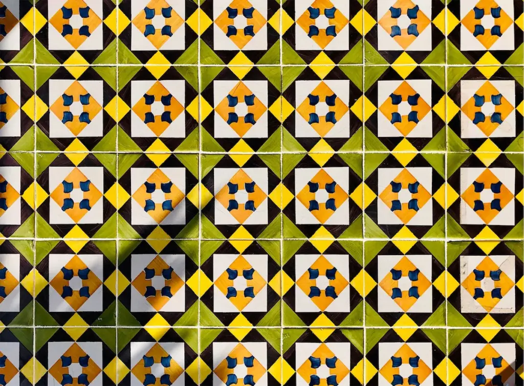 Azulejos verde, amarelo e rosa, com detalhes geom&eacute;tricos da paleta Oxygenating da Pantone