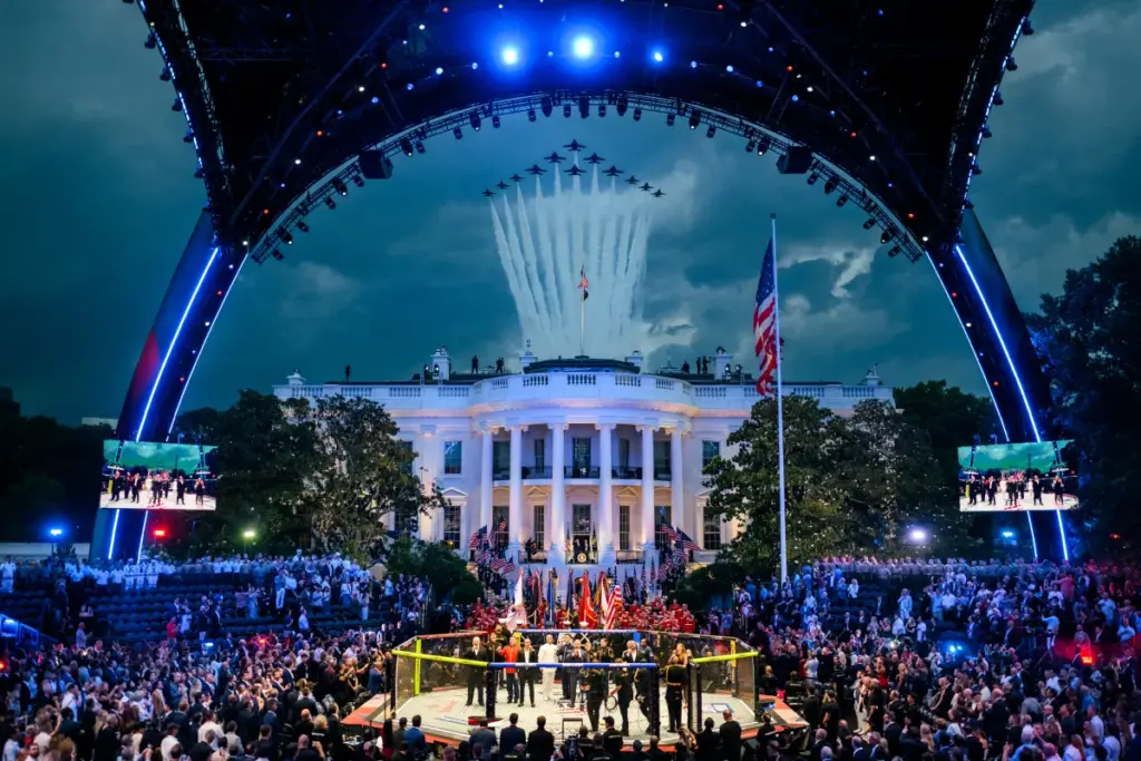 Octógono do UFC diante da Casa Branca durante evento com público e apresentação aérea.
