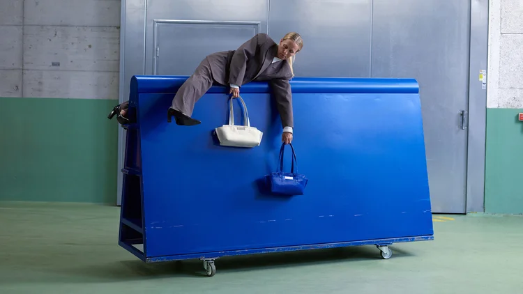 modelo usa bolsa feita de lona da marca Freitag