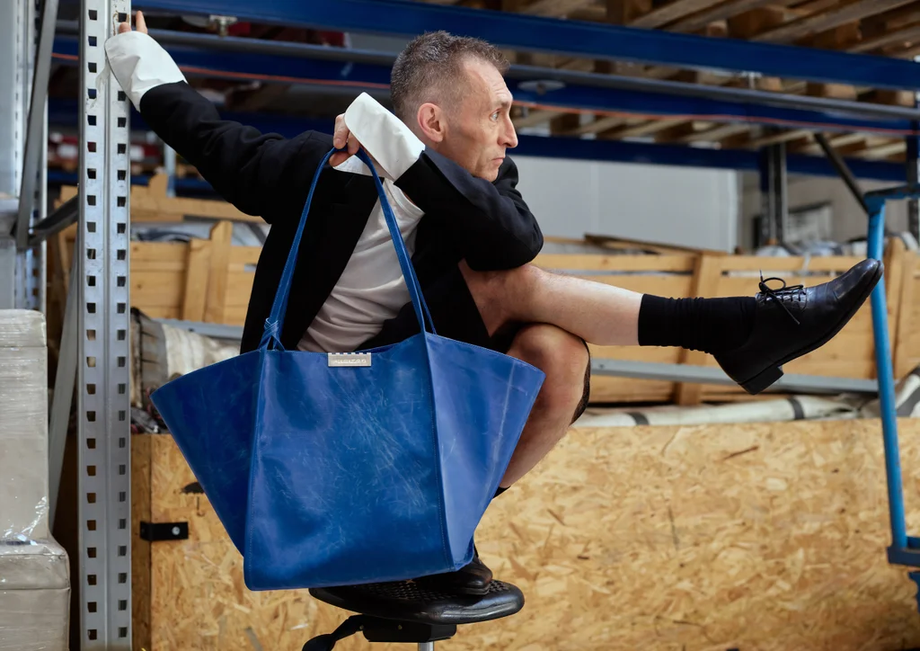 modelo usa bolsa feita de lona da marca Freitag