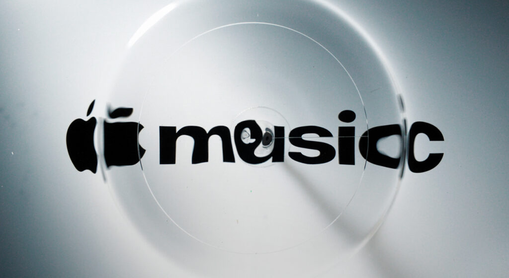 Logotipo preto do Apple Music visto através de ondulações circulares que distorcem as letras e a luz.
