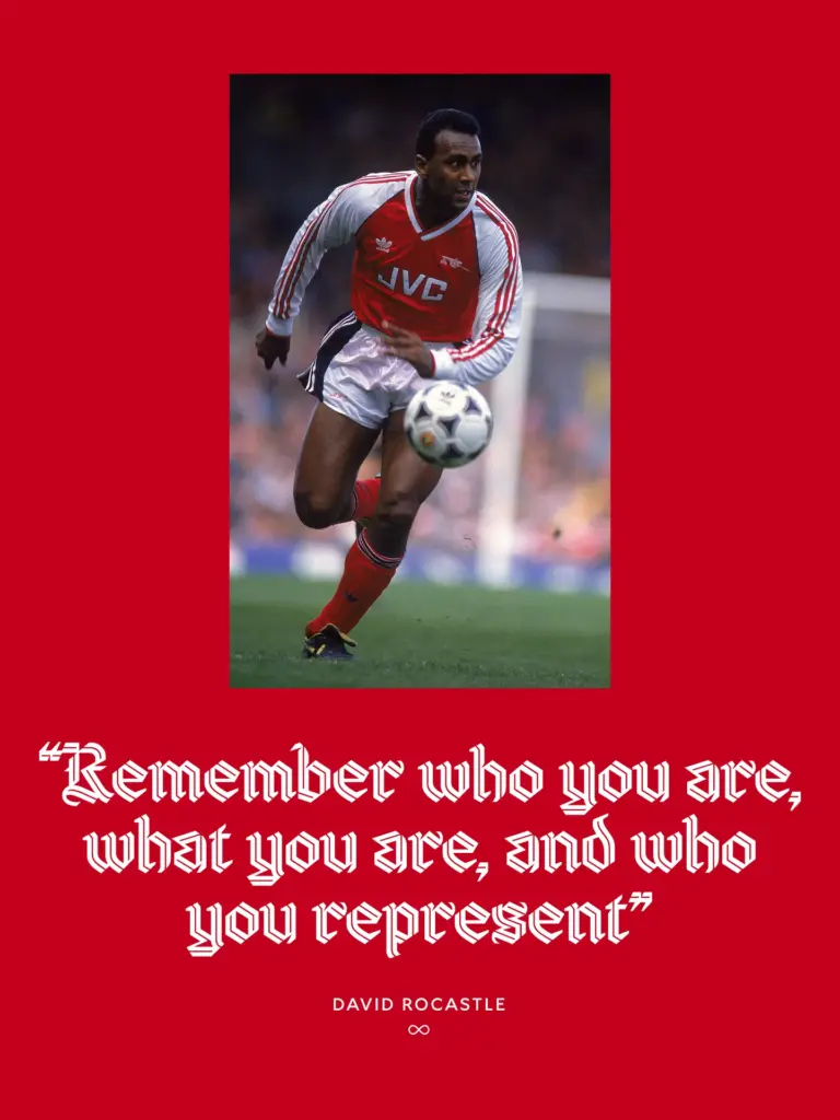 Cartaz vermelho com fotografia de David Rocastle jogando pelo Arsenal e frase em ingl&ecirc;s escrita na nova tipografia g&oacute;tica do clube.