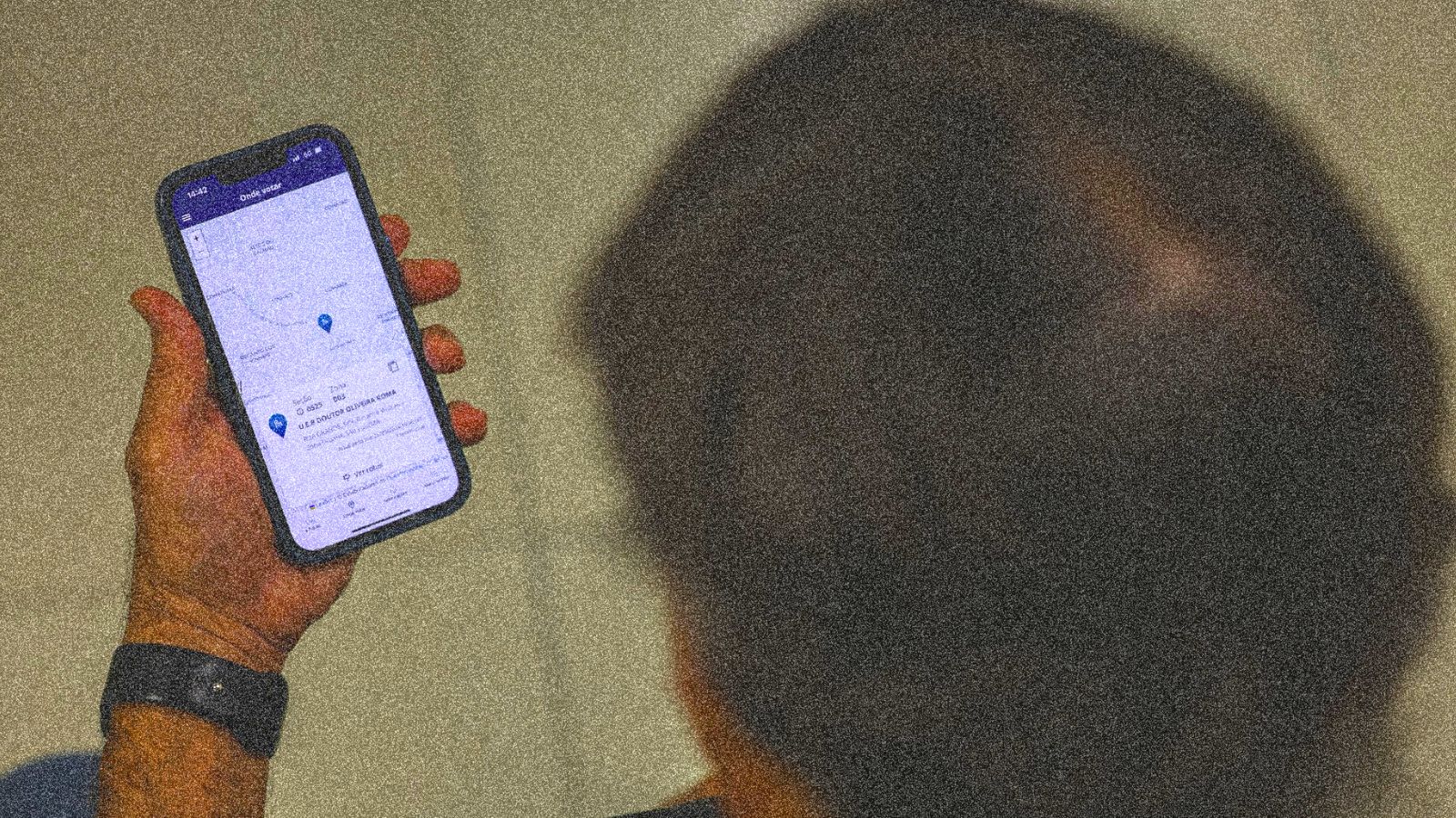 Homem utilizando o app do e-Título
