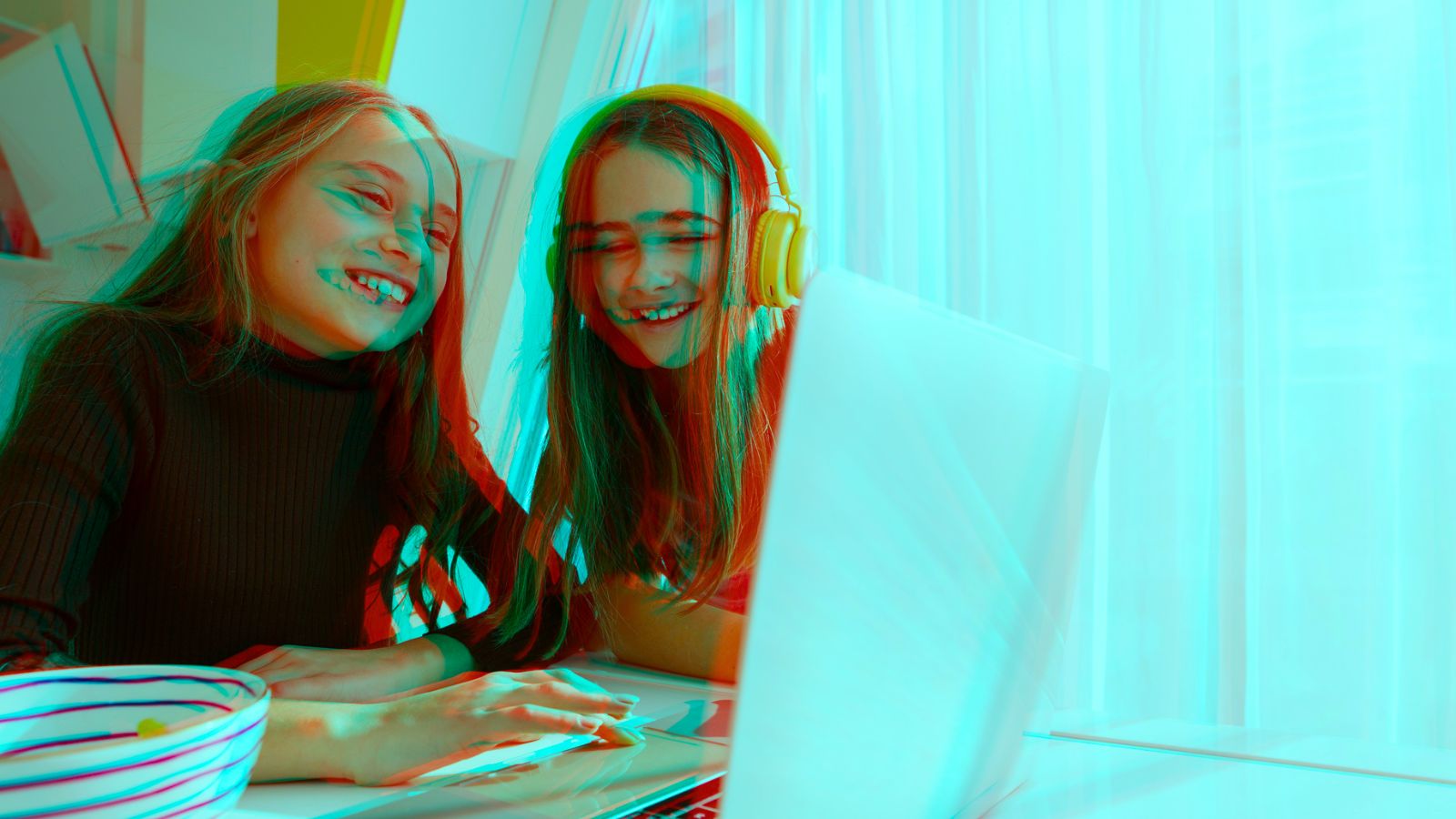 Duas meninas jogando no notebook