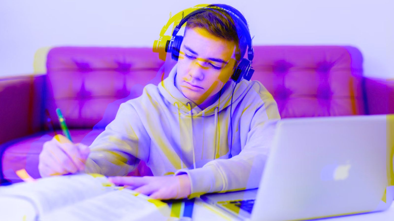 Adolescente estudando