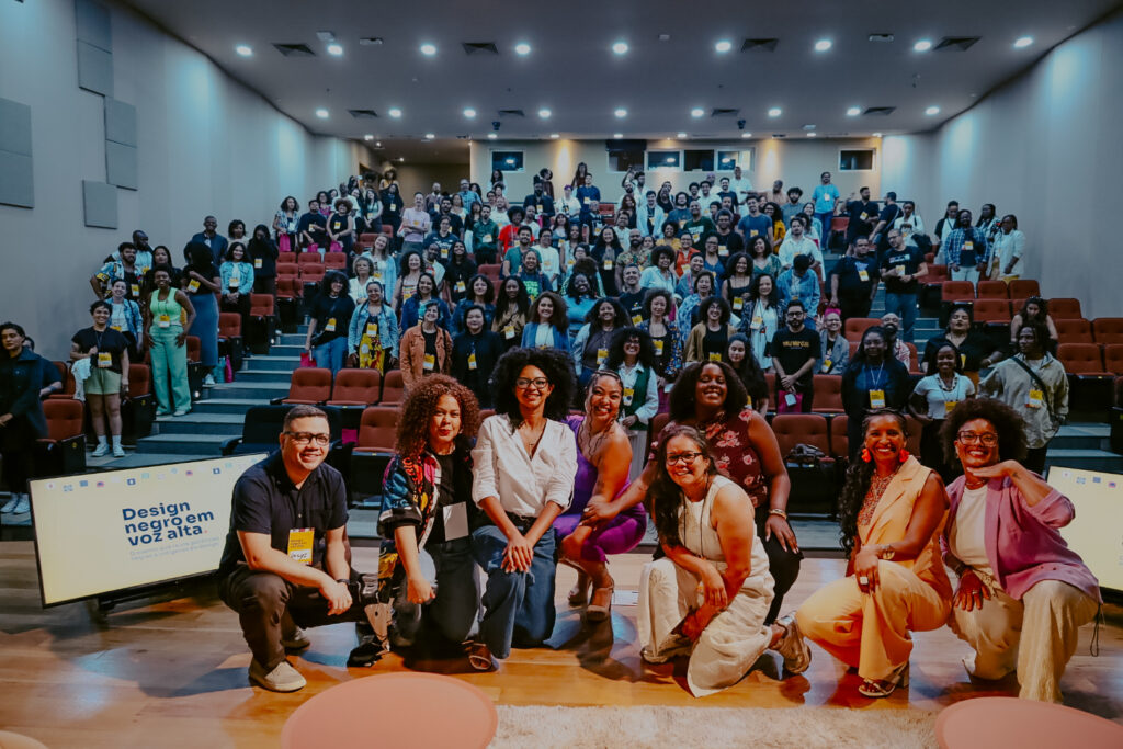 Participantes do Festival Akilomba reunidos para uma fotografia coletiva no audit&oacute;rio da ESPM, em S&atilde;o Paulo.