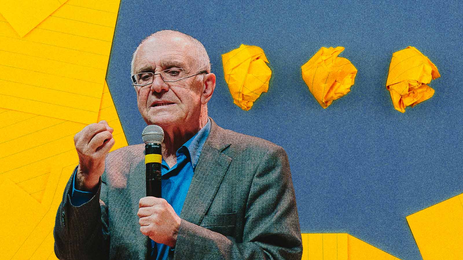 Gilles Lipovetsky fala ao microfone em montagem com papéis amarelos amassados sobre fundo azul.
