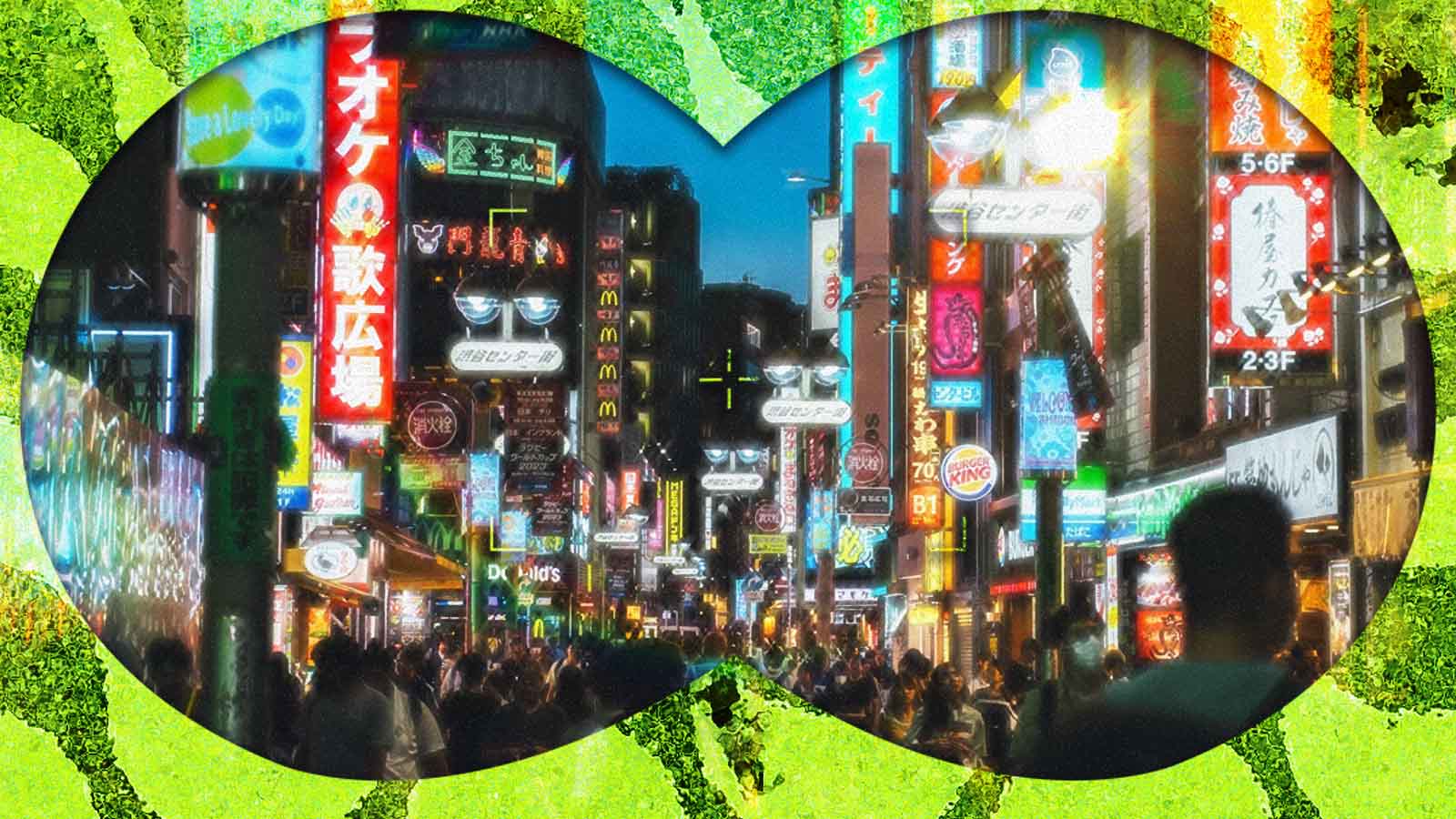 Montagem de rua movimentada à noite, com letreiros luminosos em japonês, vista por um recorte em formato de binóculos sobre fundo verde.