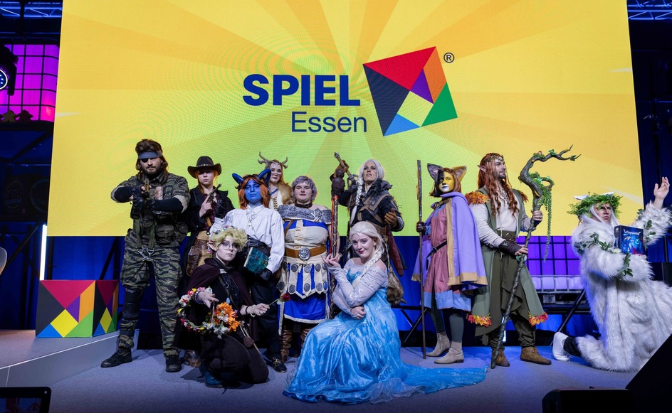 personagens participam da feira de jogos de tabuleiro Spiel  Esses