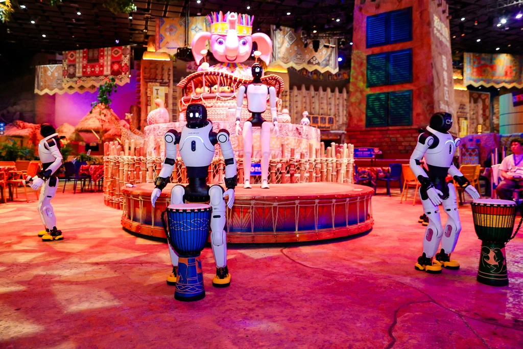 rob&ocirc;s humanoides viram atra&ccedil;&atilde;o em parque tem&aacute;tico na China