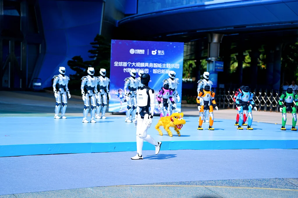 rob&ocirc;s humanoides viram atra&ccedil;&atilde;o em parque tem&aacute;tico na China