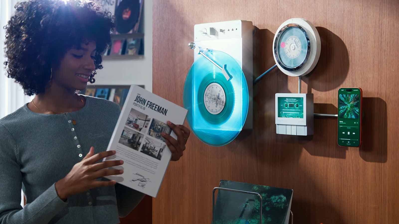 equipamento de som reúne toca discos, cassete e CD em estrutura vertical