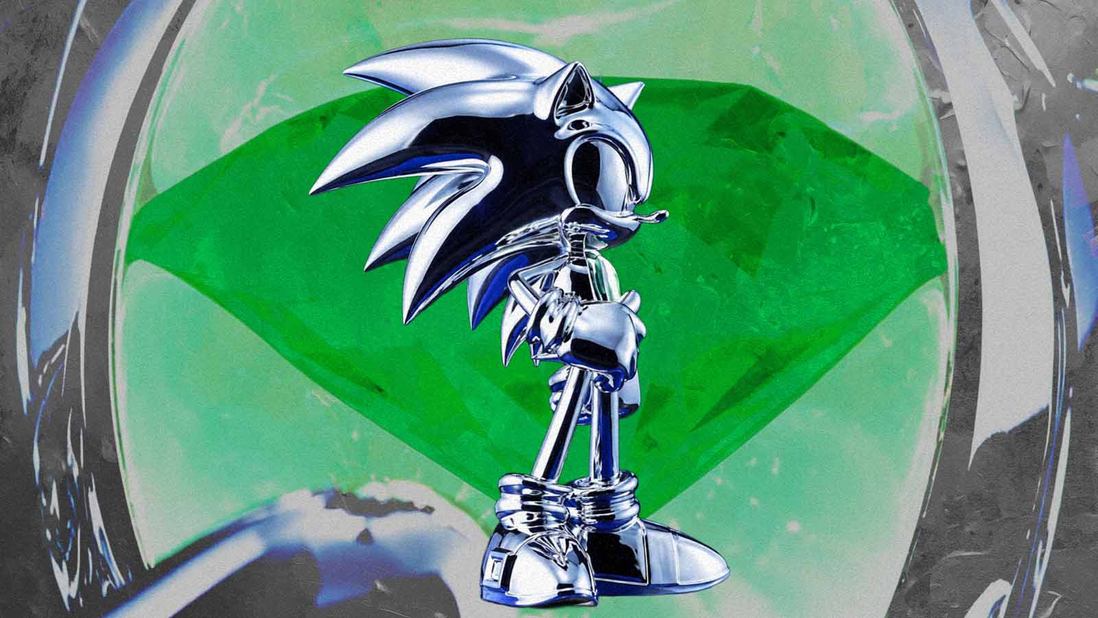 Figura colecionável cromada do Sonic, vista de perfil, diante de uma Esmeralda do Caos verde em uma montagem gráfica.
