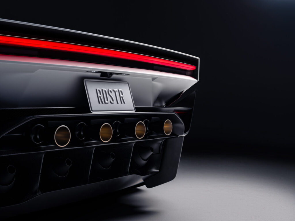Detalhe da traseira do Tesla Roadster, com ilumina&ccedil;&atilde;o vermelha horizontal e sa&iacute;das circulares do sistema de propuls&atilde;o.