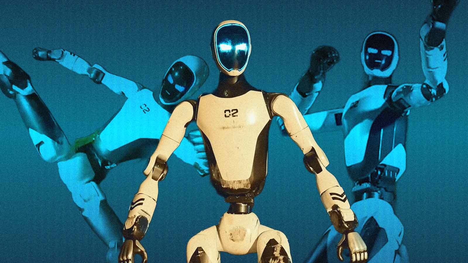 Montagem com três robôs humanoides em posições de luta, com um modelo de visor luminoso azul em destaque.