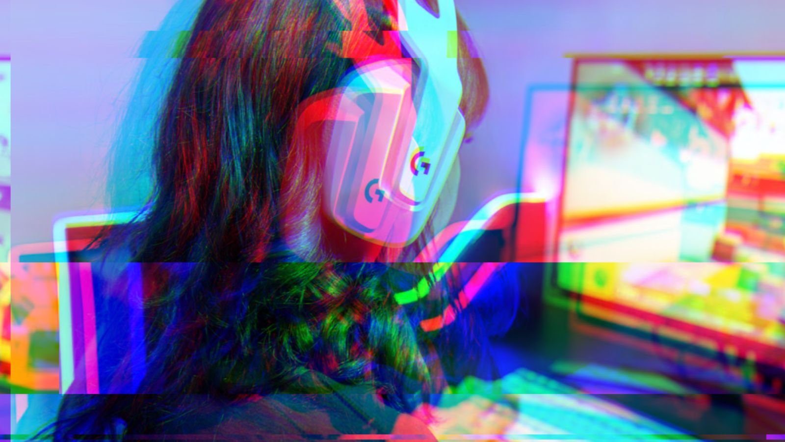 Mulher jogando Valorant no computador