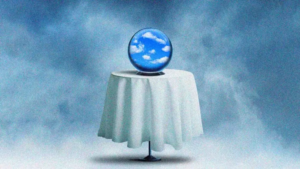 bola de cristal sobre mesa coberta com toalha branca