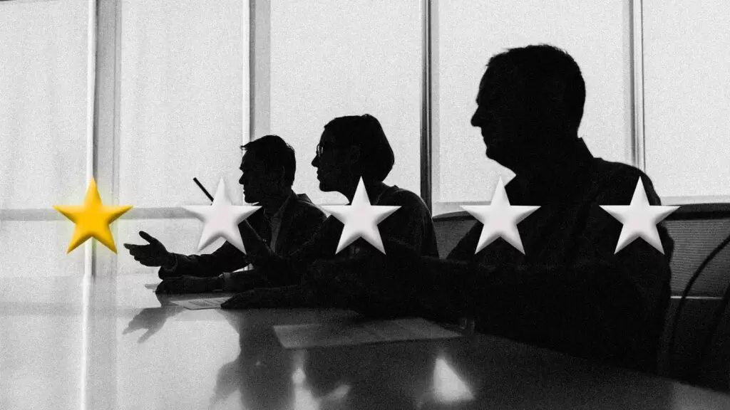 l&iacute;deres analisam  formul&aacute;rios de avalia&ccedil;&atilde;o de desempenho feita por IA