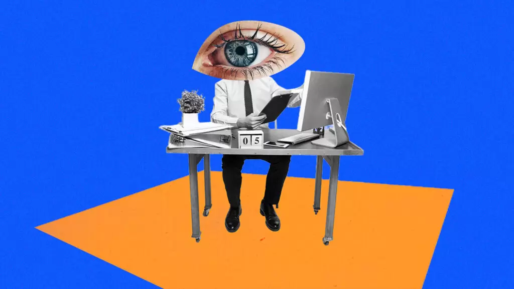 funcion&aacute;rio olha para o computador com um olho gigante no lugar da cabe&ccedil;a